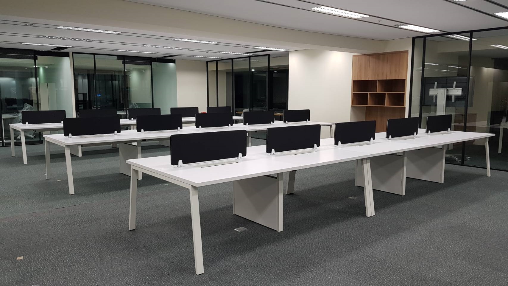 國立大學 EMBA 教室情境：長型併桌工作站陣列與玻璃隔間研討空間